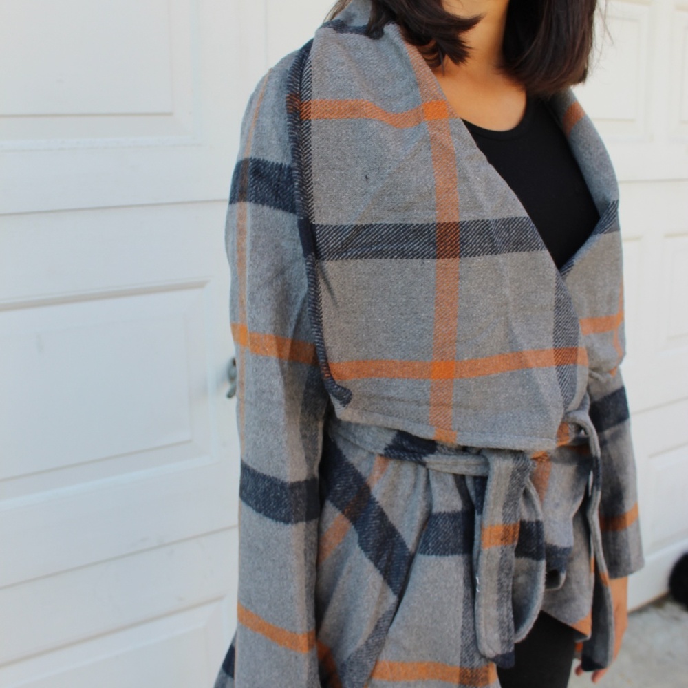 🆕//Fall Favorite Collection// Plaid Charcoal Coat - Picture 4 of 8